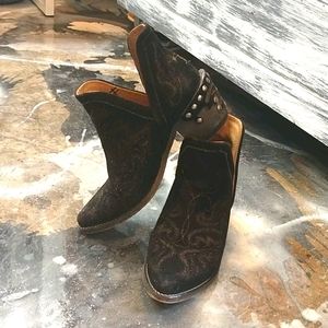 Size 6.5 Circle G boots with stud details